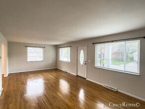 1228 Meriweather Ave in Cincinnati, OH - Foto de edificio - Building Photo