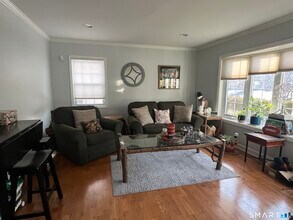 55 Rolling Wood Dr in Stamford, CT - Foto de edificio - Building Photo