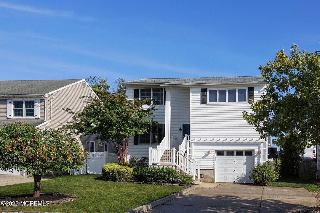 93 S Ward Ave in Rumson, NJ - Building Photo