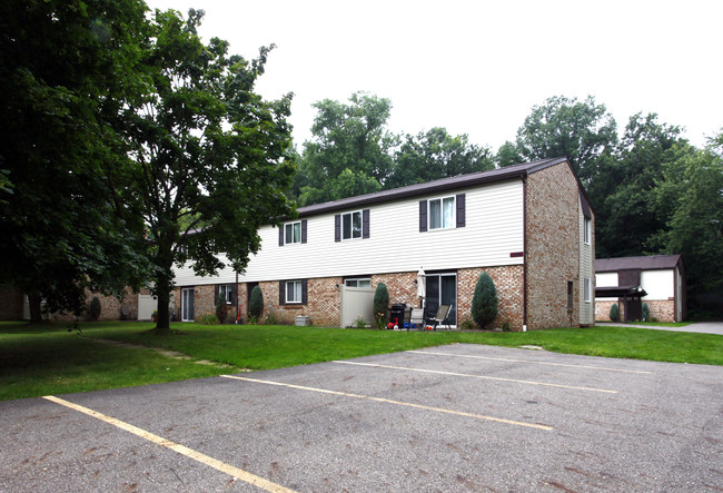 Stone Bridge Apartments in Uniontown, OH - Building Photo - Building Photo