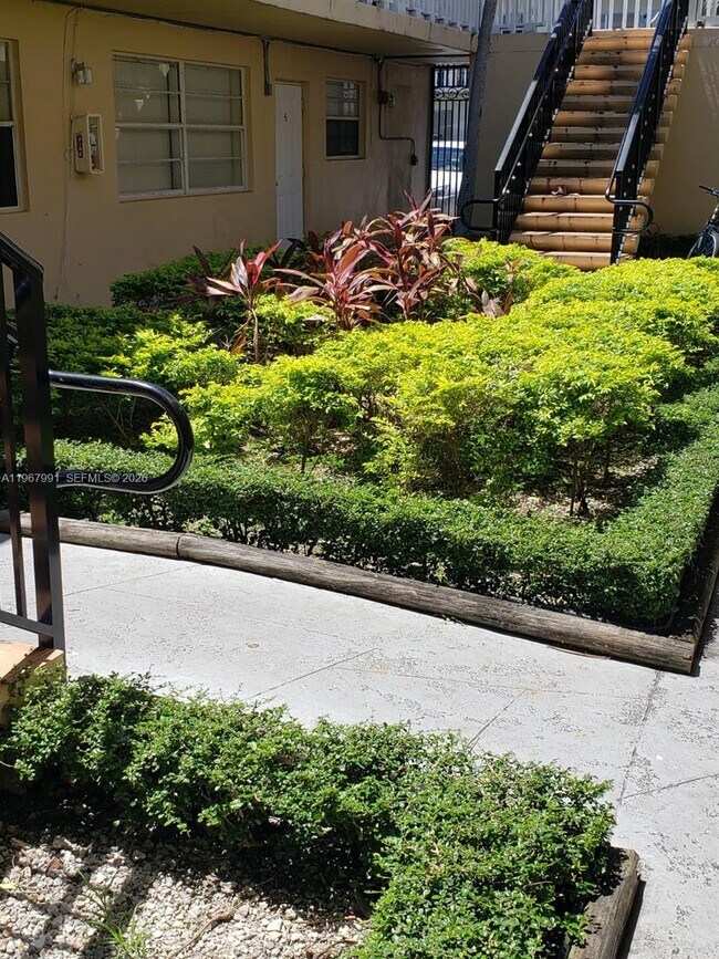 2121 NE 168th St in North Miami Beach, FL - Building Photo - Building Photo