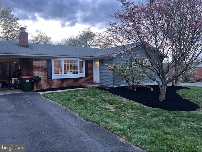 6122 Rolling View Dr in Sykesville, MD - Building Photo - Building Photo