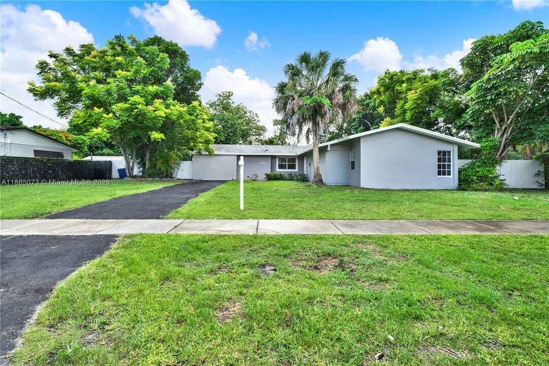 15831 Palmetto Club Dr in Miami, FL - Building Photo