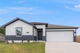 1412 NW 5th Ave in Gentry, AR - Building Photo - Building Photo