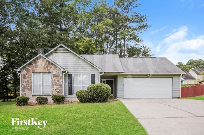 6165 Pembroke Dr in Rex, GA - Building Photo