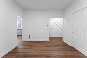 296 Pearsall Ave in Jersey City, NJ - Building Photo - Building Photo