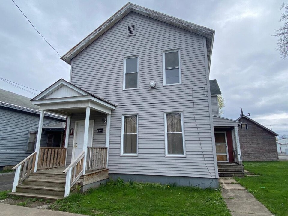 1207 Schuyler St in Utica, NY - Building Photo