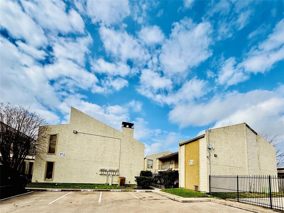 10075 Westpark Dr in Houston, TX - Building Photo