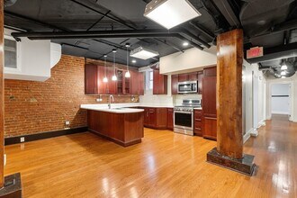 1033 Beacon St, Unit B in Brookline, MA - Foto de edificio - Building Photo