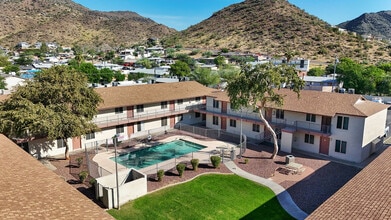 Windrose Villas Apartments in Phoenix, AZ - Building Photo - Building Photo