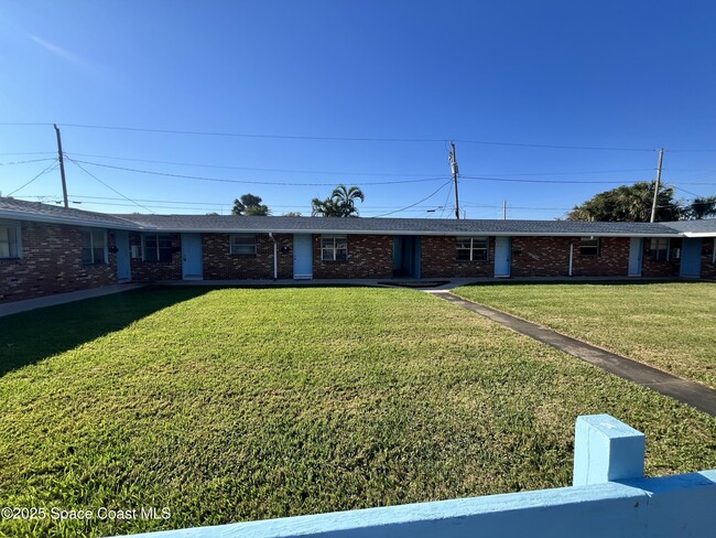 595 Cinnamon Dr in Satellite Beach, FL - Foto de edificio - Building Photo
