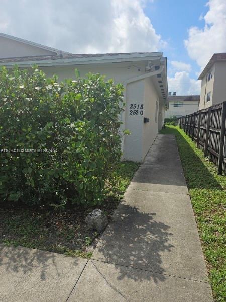 2514 Lincoln St in Hollywood, FL - Building Photo