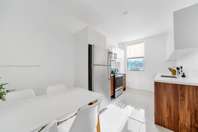 924 Marseille Dr in Miami Beach, FL - Building Photo - Building Photo