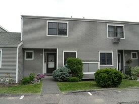 18 Brewster Woods Dr in Brewster, NY - Building Photo