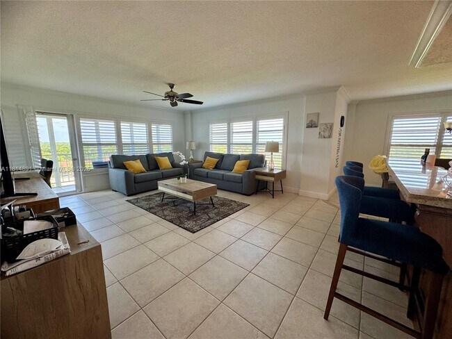 10777 W Sample Rd in Coral Springs, FL - Building Photo - Building Photo