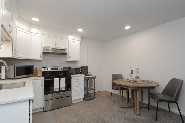 159 Redfern Dr, Unit 2 in Longmeadow, MA - Foto de edificio - Building Photo