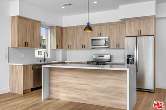 5722 Fulcher Ave in Los Angeles, CA - Building Photo - Building Photo