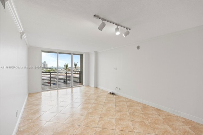 325 S Biscayne Blvd, Unit 1214 in Miami, FL - Building Photo - Building Photo