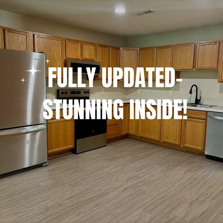 323 Williamsburg Pl in New Richmond, WI - Building Photo