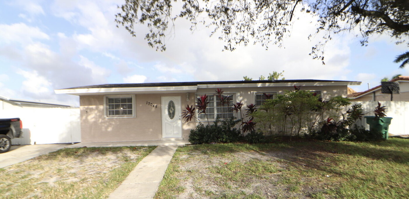 17045 NW 87th Ave in Hialeah, FL - Building Photo