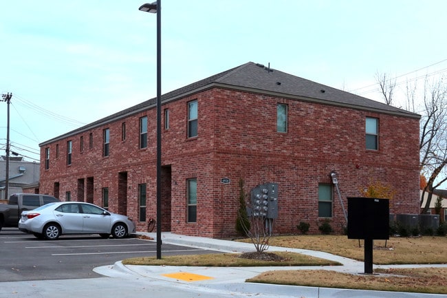 Pin Oak Townhomes UC- Refer To 9592623 in Tulsa, OK - Foto de edificio - Building Photo