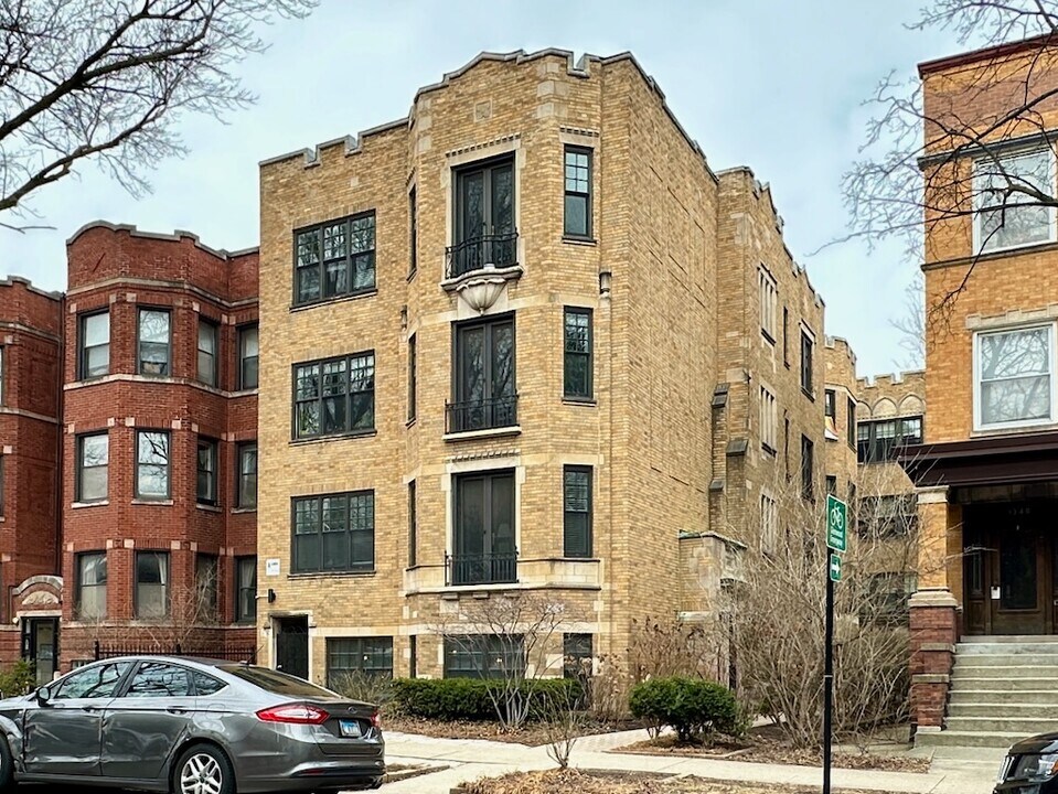 1352 W Carmen Ave in Chicago, IL - Building Photo
