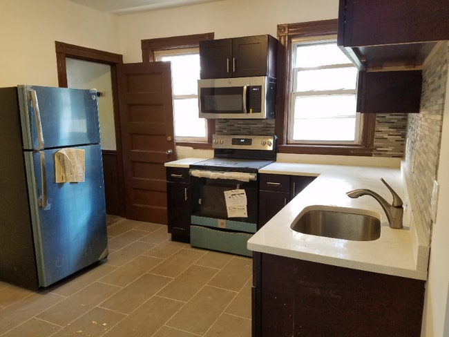 98 Topliff St photo'