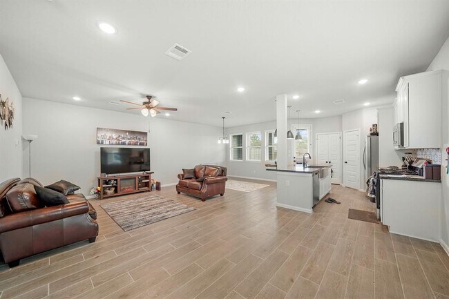 5621 Hyde Park Dr in Pasadena, TX - Building Photo - Building Photo