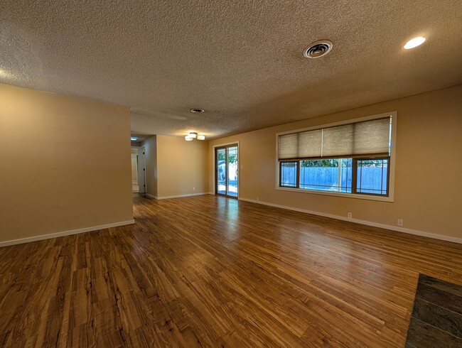 2145 Laurelhurst Dr in Eugene, OR - Building Photo - Building Photo
