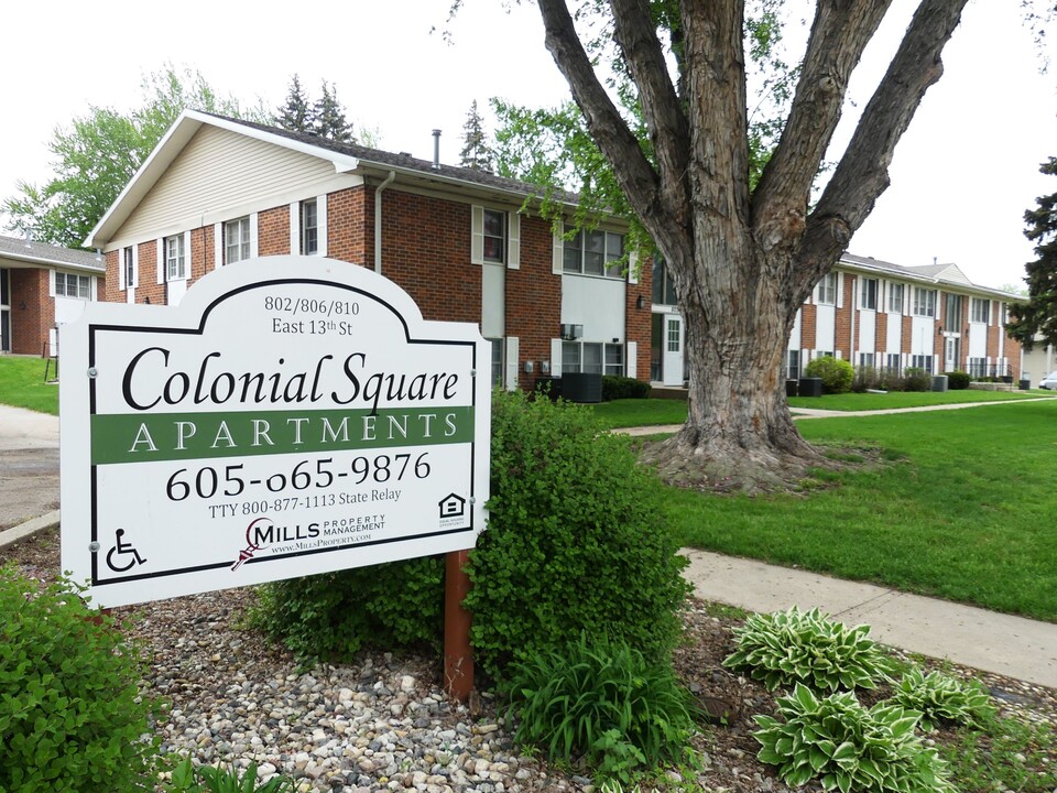 Colonial Square Apartments in Yankton, SD - Building Photo