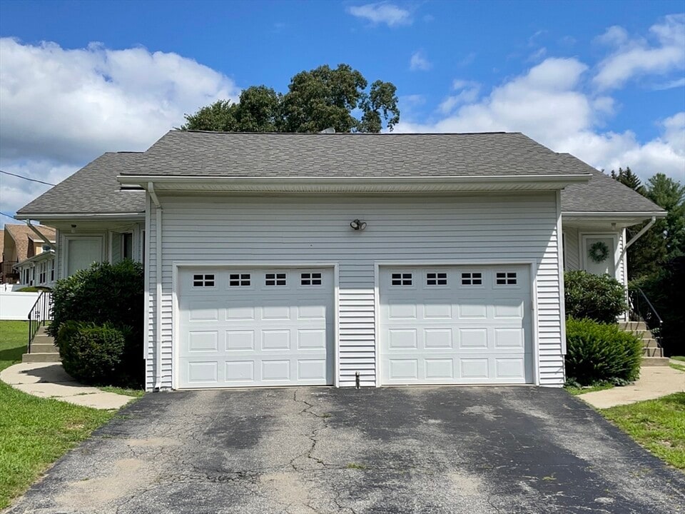 15 Burghardt St in Worcester, MA - Building Photo