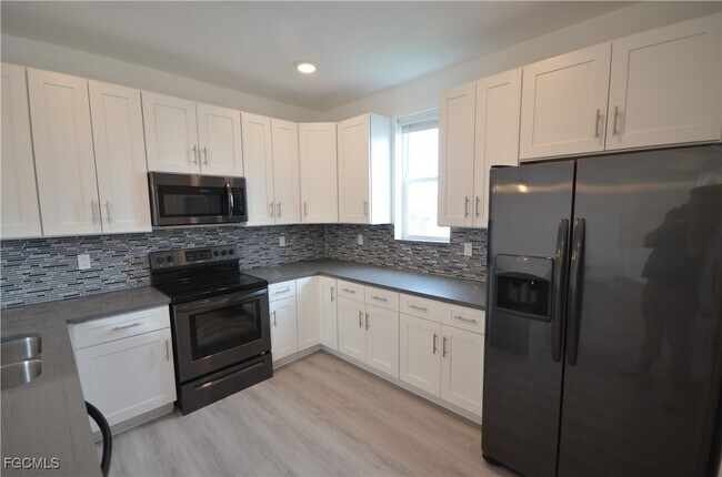 8581 Agate St in Port Charlotte, FL - Building Photo - Building Photo