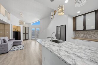 10855 Meadowglen Ln in Houston, TX - Foto de edificio - Building Photo