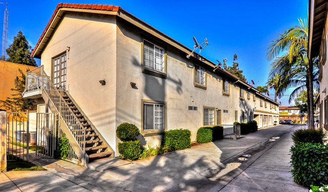 625 N Cerritos Ave in Azusa, CA - Foto de edificio - Building Photo