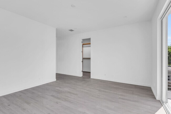 3122 Carter St in Miami, FL - Building Photo - Building Photo