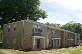 Oaks Apartments in Sylacauga, AL - Building Photo - Building Photo