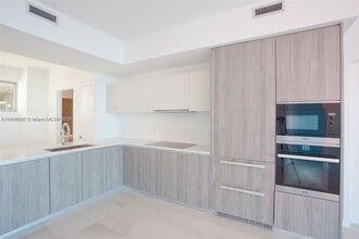 2800 NE 7th Ave in Miami, FL - Building Photo - Building Photo