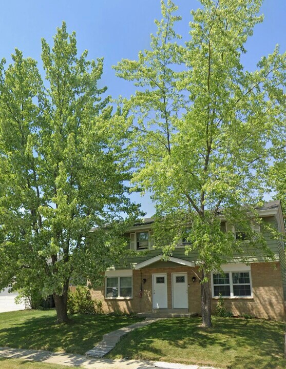 8622 Westbrook Dr in Sturtevant, WI - Building Photo
