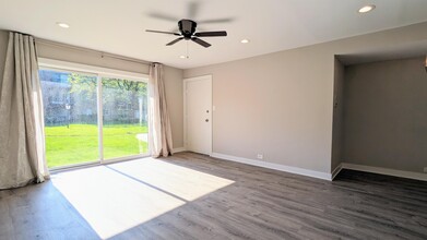9463 Bay Colony Dr in Des Plaines, IL - Building Photo - Building Photo