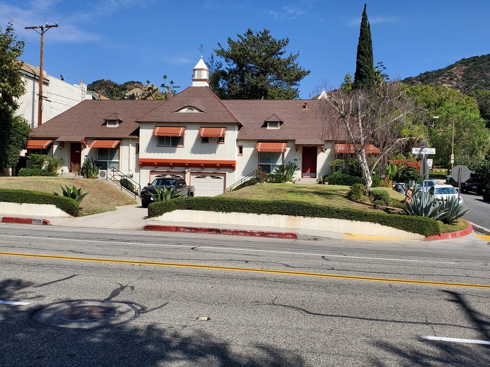 1718 N Verdugo Rd in Glendale, CA - Building Photo