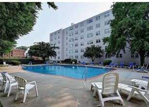 887 Farmington Ave in West Hartford, CT - Foto de edificio - Building Photo