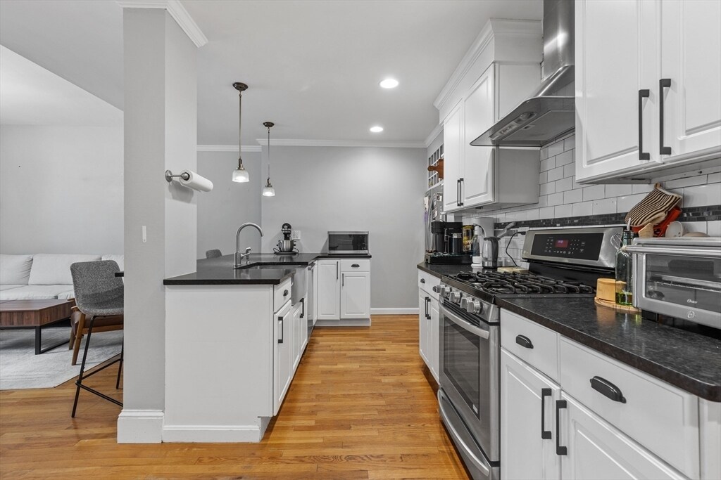 194 Saint Paul St, Unit #1 in Brookline, MA - Building Photo