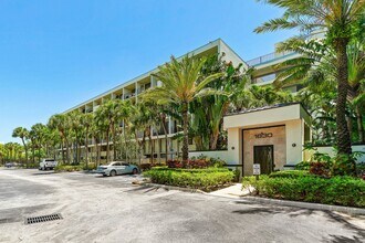1830 Embassy Dr, Unit 411 in West Palm Beach, FL - Foto de edificio - Building Photo