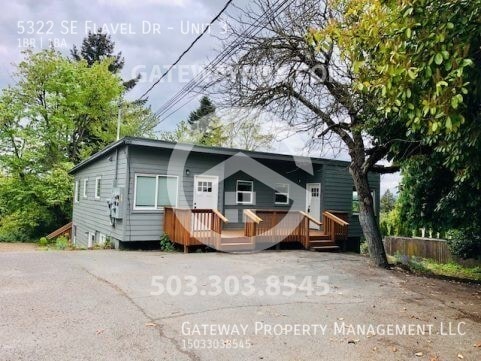 5322 SE Flavel Dr in Portland, OR - Building Photo - Building Photo