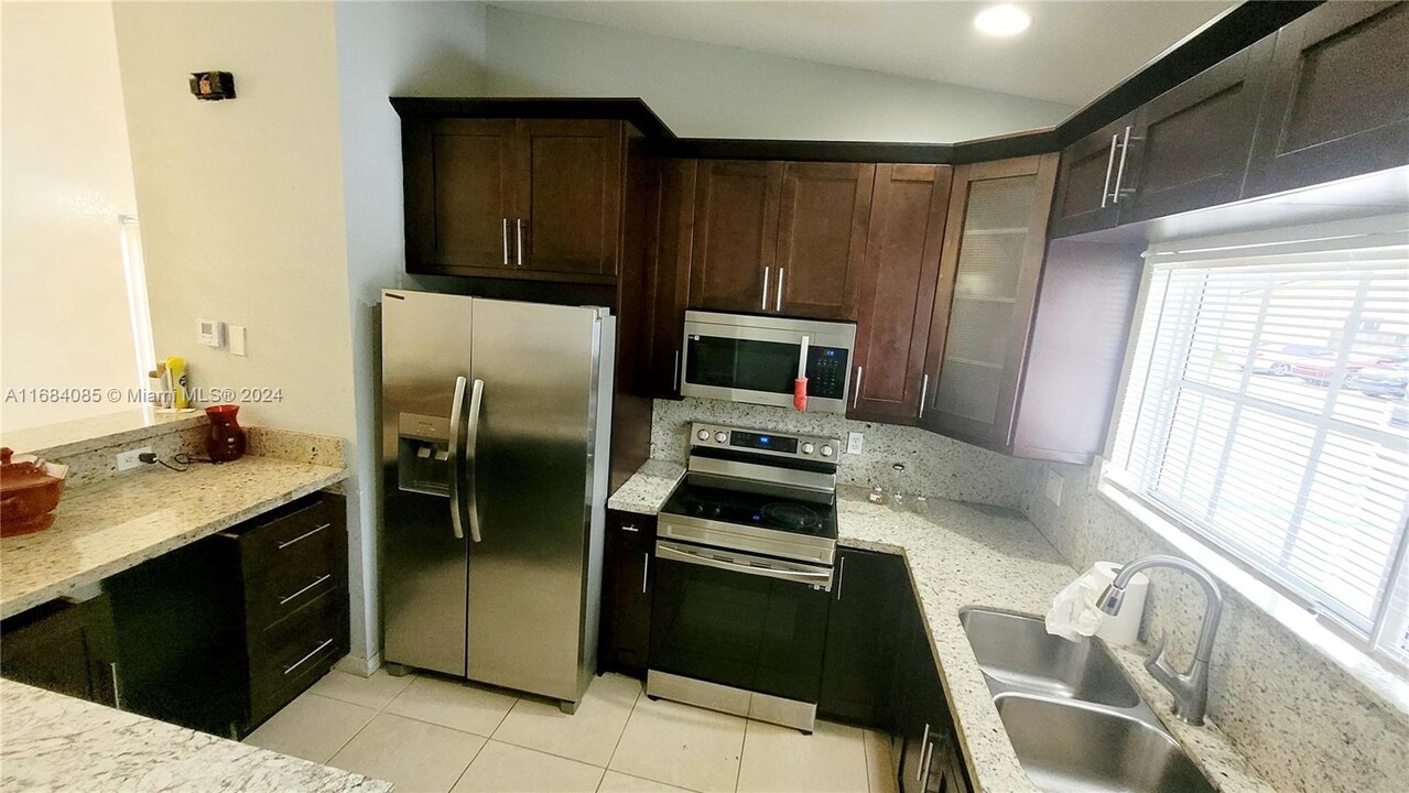 3866 SW 48th Ave, Unit 3866 in Pembroke Park, FL - Building Photo