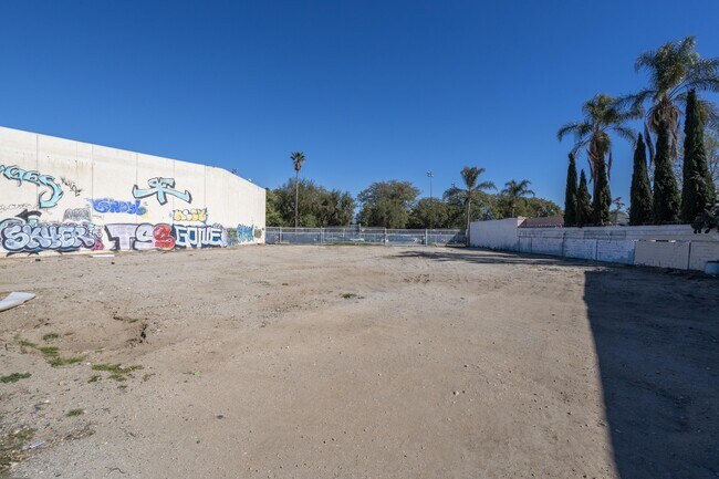 8750 N Sepulveda Blvd in North Hills, CA - Foto de edificio - Building Photo