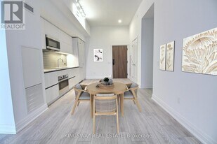 21 Park St E in Mississauga, ON - Building Photo