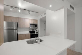 1756 N Bayshore Dr, Unit 16N in Miami, FL - Building Photo - Building Photo