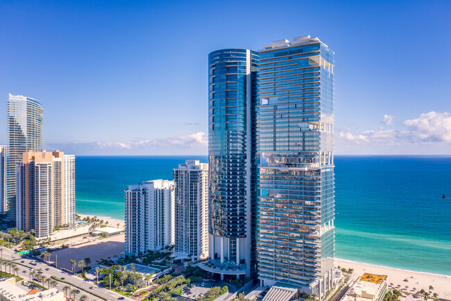 Porsche Design Tower in North Miami Beach, FL - Foto de edificio - Building Photo