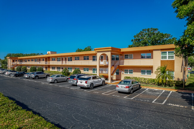 Parkwood Square Condominiums in St. Petersburg, FL - Building Photo - Building Photo